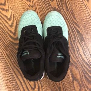Mint and Black men’s saucony shadows - Sz 10